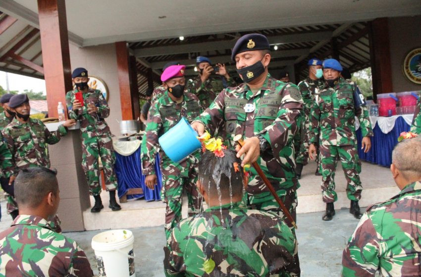  Personel dan PNS Lanal Dabo Singkep Terima Kenaikan Pangkat