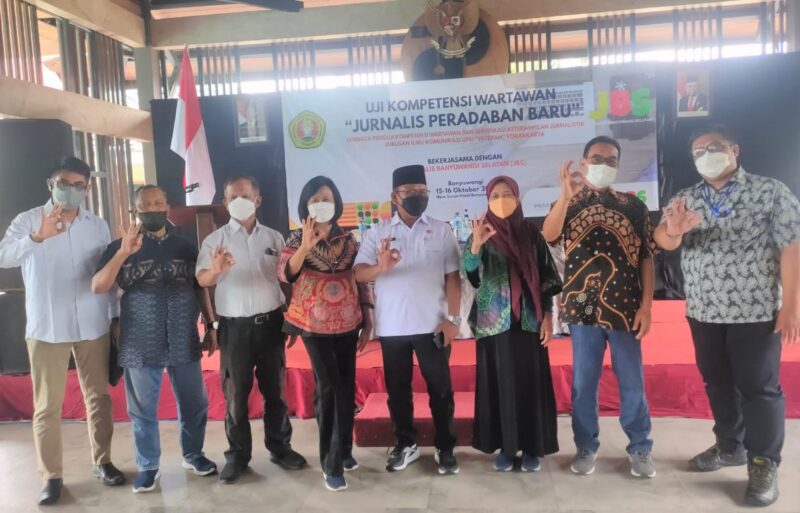 Wakil Bupati Banyuwangi, Sugirah bersama para Ketua Jurusan Ilmu Komunikasi Dr. Agung Prabowo, M. Si dan para penguji UKW LPKW UPN Veteran Yogyakarta.(Ist)