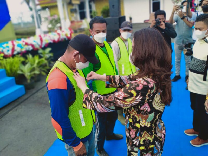 Kunjungan Kerja Anggota Komisi V DPR RI Cen Sui Lan ke Bandara Dabo Dalam Rangka Program Padat Karya (Foto : Wandy)