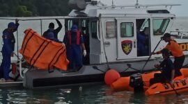 Proses evakuasi korban yang hilang di perairan Lingga (Foto : Istimewa)