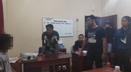 Satreskrim Polres Lingga saat melakukan penangkapan terhadap pelaku pencabulan (Foto : Ist)