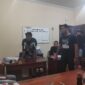 Satreskrim Polres Lingga saat melakukan penangkapan terhadap pelaku pencabulan (Foto : Ist)