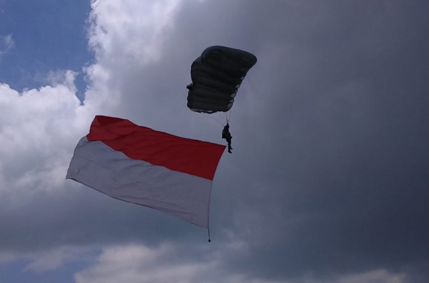  Aksi Terjun Payung Prajurit Yontaifib I Mar Pukau Masyarakat Dabo Singkep