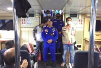 Kasat Polairud Polres Lingga AKP Thomas Charles saat memberikan himbauan kepada penumpang kapal (Foto : Wandy)