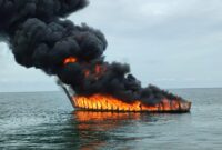 Kapal Kayu Pengangkut BBM Terbakar di Perairan Sungai Buluh (Foto : Ruslan)