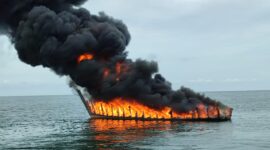 Kapal Kayu Pengangkut BBM Terbakar di Perairan Sungai Buluh (Foto : Ruslan)