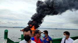Kondisi kapal pengangkut BBM saat api masih menyala (Foto : Wandy)