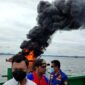 Kondisi kapal pengangkut BBM saat api masih menyala (Foto : Wandy)