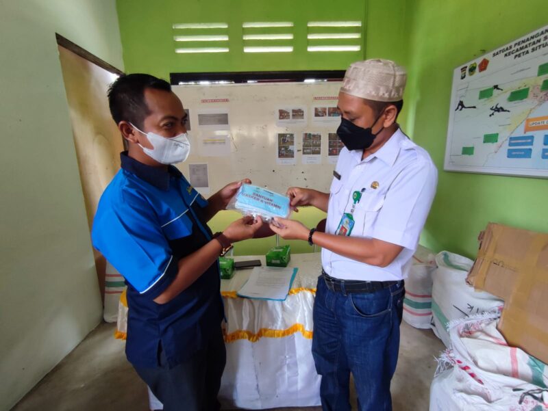 Dinsos Lingga Serahkan Masker dan Vitamin ke Karang Taruna Kabupaten Lingga (Foto : Wandy)