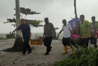 Camat Singkep Barat beserta Kapolsek Singkep Barat saat mengevakuasi korban bencana di Desa Tanjung Irat (Foto : Ruslan)