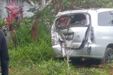 Lepas Kendali Sebuah Mobil Avanza Putih Ringsek di Semak-semak