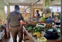 Disperindag Lingga cek ketersediaan Bahan Pokok di Pasa dabo (Foto : Wandy)