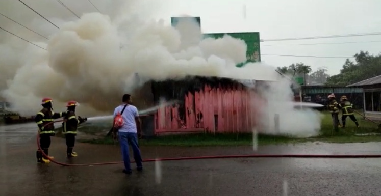  Diduga Konsleting, Sebuah Warung Kelontong di Dabo Hangus Terbakar