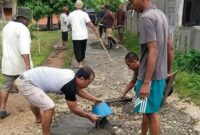 Masyarakat RT 01 RW 05 Gotong Royong Perbaiki Jalan Rusak (Foto : Wan/Lan)