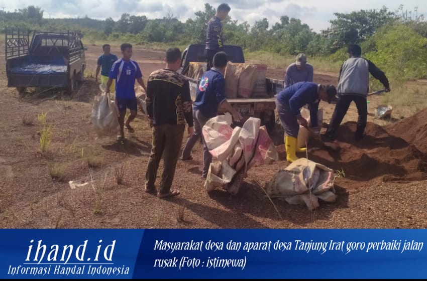  Masyarakat dan Aparat Desa Tanjung Irat Goro Perbaiki Jalan Rusak