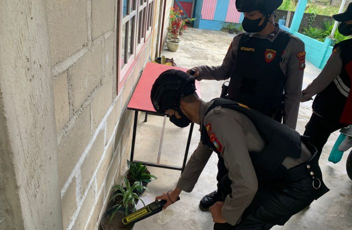  Polres Lingga Sterilisasi Gereja Saat Hari Raya Paskah