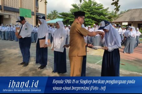 Kepala Sekolah SMA N 01 Singkep Berikan Apresiasi dan Penghargaan Pada Siswa Berprestasi