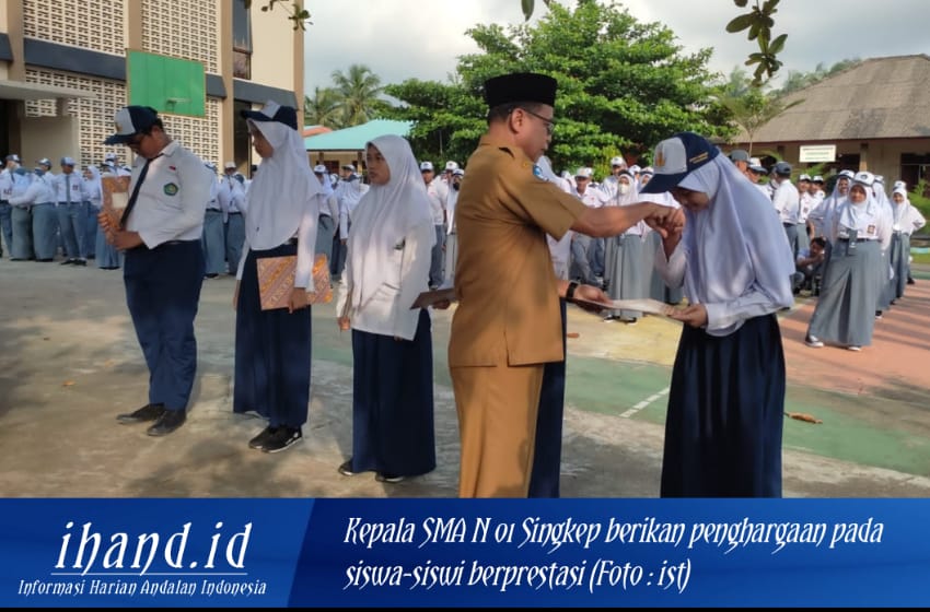  Kepala Sekolah SMA N 01 Singkep Berikan Apresiasi dan Penghargaan Pada Siswa Berprestasi