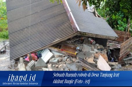 Sebuah Rumah Roboh Akibat Banjir di Desa Tanjung Irat