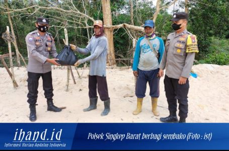 Pasca Kenaikan BBM, Polsek Singkep Barat Serahkan Paket Sembako ke Buruh dan Nelayan