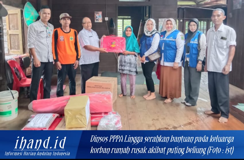  Dinsos PPPA Lingga Serahkan Bantuan Pada Keluarga Korban Bencana Rumah Rusak Akibat Puting Beliung di Desa Sungai Besar