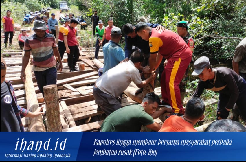  Kapolres Lingga Bersama Camat Singkep Barat Membaur Dengan Masyarakat Perbaiki Jembatan Rusak