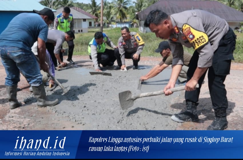  Cegah Lakalantas, Kapolres dan Camat serta Masyarakat Singkep Barat Bakti Sosial Perbaiki Jalan Rusak