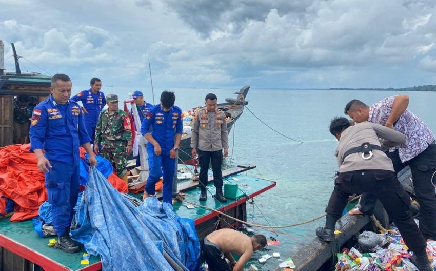  Kapolres Lingga Bersama Satpolairud Polres Lingga Bantu Evakuasi Kapal Karam