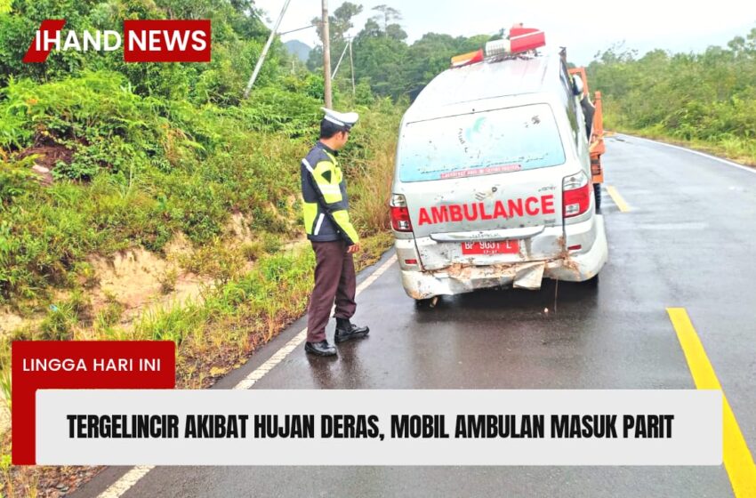  Tergelincir Akibat Hujan Deras, Mobil Ambulan Masuk Parit