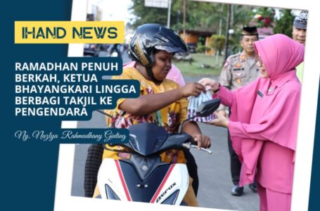 Ramadhan Penuh Berkah, Ketua Bhayangkari Lingga Berbagi Takjil ke Pengendara