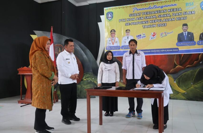  Gubernur Ansar Serahkan SPK Guru Non – ASN SMAN, SMKN dan SLBN di Lingga