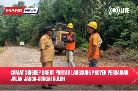 Camat Singkep Barat Pantau Langsung Proyek Perbaikan Jalan Jagoh – Sungai Buluh