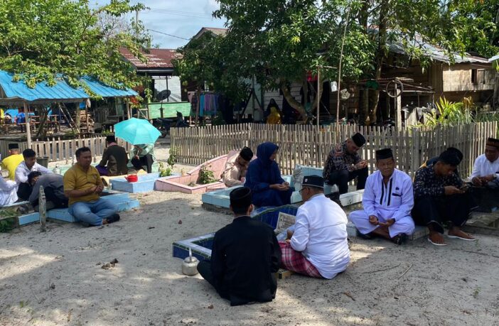  Warga Desa Tanjung Irat Laksanakan Ziarah Kubur Usai Sholat IED