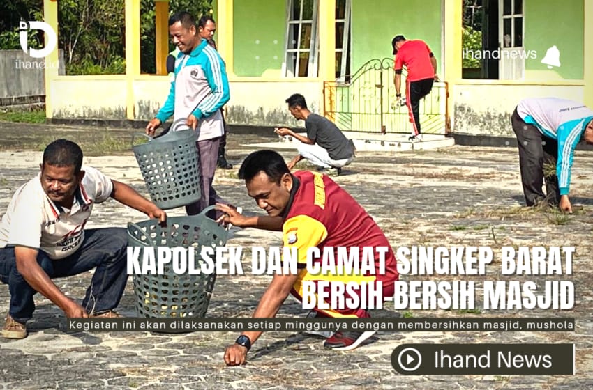  Kapolsek dan Camat Singkep Barat Bersih-bersih Masjid