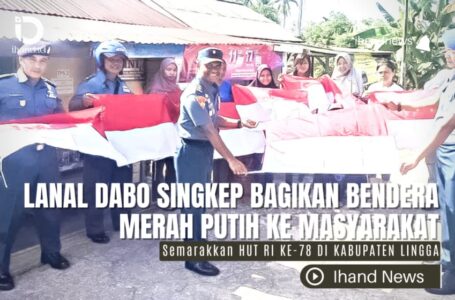 Lanal Dabo Singkep Bagikan Bendera Merah Putih ke Masyarakat, Semarakkan HUT RI Ke-78