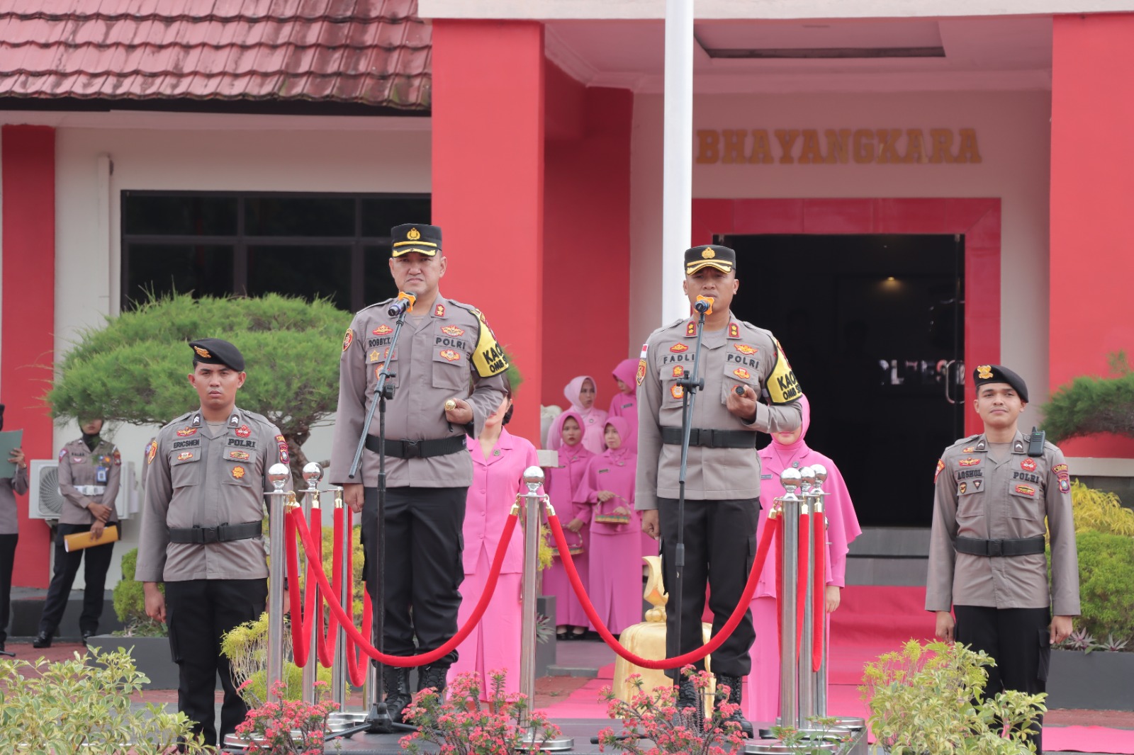 Tradisi Pedang Pora Warnai Welcome Dan Farewell Parade Pisah Sambut Kapolres Lingga Ihandid