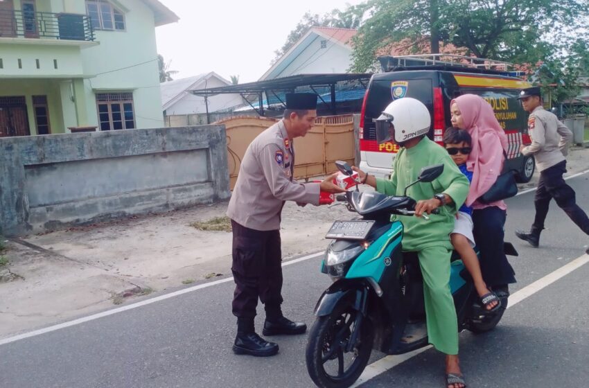  Berkah Ramadhan, Polres Lingga Berbagi Takjil Untuk Masyarakat Lingga