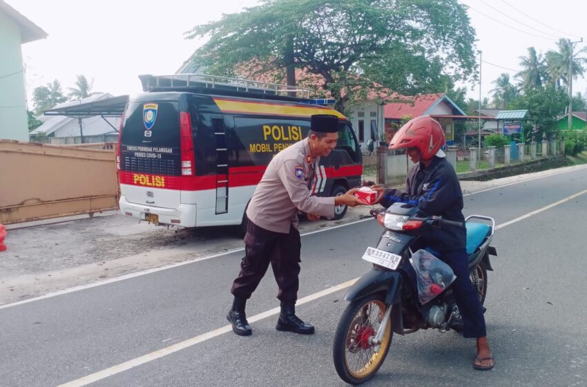  Jelang Buka Puasa, Polres Lingga Bagikan Takjil Kepada Masyarakat