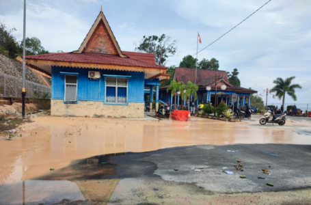 Halaman Kantor Pelabuhan Roro Penarik Tergenangi Lumpur Akibat Curah Hujan Tinggi