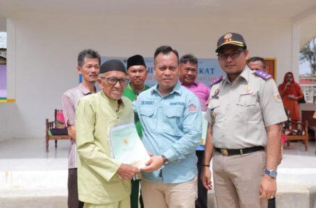 Bupati Lingga Serahkan Sertifikat Tanah Wilayah Pesisir kepada Warga Dua Kecamatan