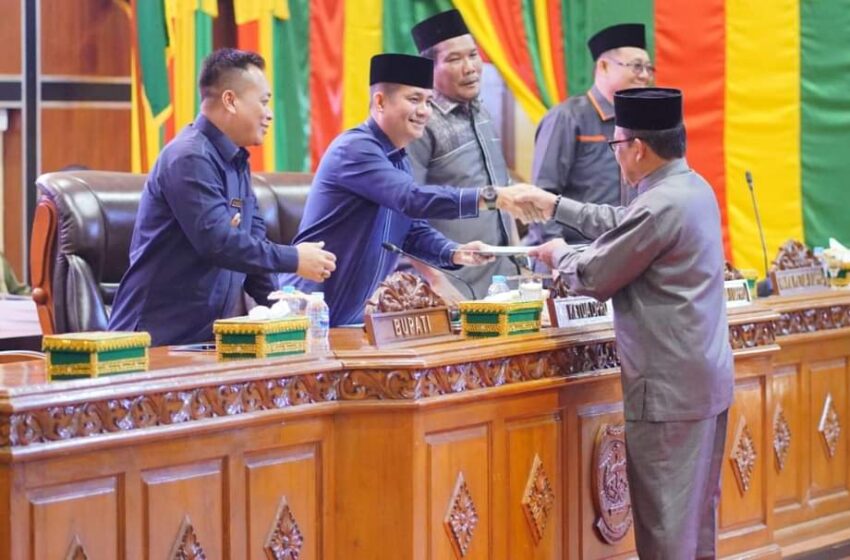  Bupati Lingga Hadiri Rapat Paripurna DPRD Penyampaian Ranperda Laporan Pertanggungjawaban APBD dan Zakat