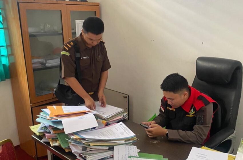  Penggeledahan Kantor Disdikpora Kabupaten Lingga: Tim Pidsus Kejari Sita Sejumlah Barang Bukti Baru