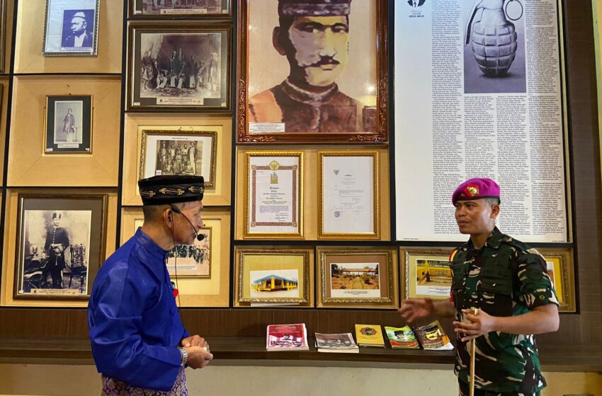  Komandan Puslatpurmar 9 Dabo Singkep Berkomitmen Melestarikan Budaya Melayu dalam Kunjungan ke Museum Linggam Cahaya