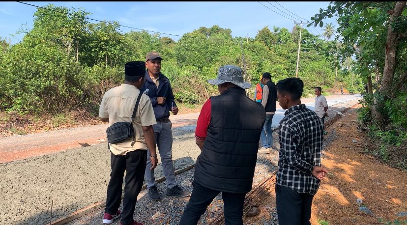  Kepala Dinas PUTR Tinjau Langsung Proyek Pembangunan Jalan di Kecamatan Kepulauan Posek