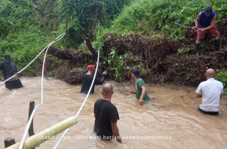 Warga RW 11 Kelurahan Dabo Goro Bersama Bantu Warga Rumah Terdampak Banjir