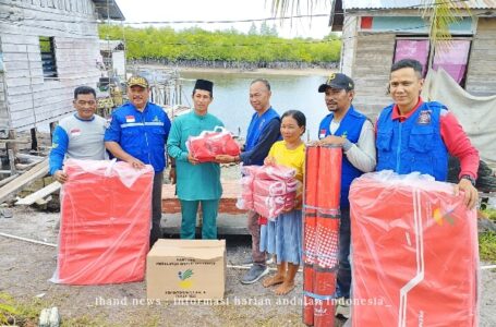 Dinas Sosial PPPA Lingga Serahkan Bantuan kepada Korban Rumah Roboh di Desa Tanjung Irat