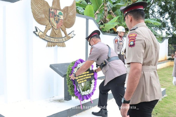  Sambut Hari Bhayangkara Ke-78 Kapolres Lingga Pimpin Upacara Ziarah Makam Pahlawan