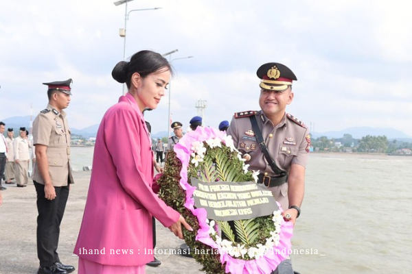  Sambut Hari Bhayangkara ke-78, Kapolres Lingga Pimpin Upacara Tabur Bunga di Laut