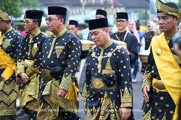  Penganugerahan Adat Diraja Kesultanan Riau-Lingga: Lima Tokoh dari Kepri dan Malaysia Dianugerahi Gelar Kehormatan