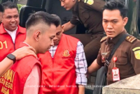 Rusmaidi alias Edi (51) dan Ronan Septian alias Ronan (22), turun dari mobil tahanan Kejari Lingga saat akan mengikuti sidang tuntutan kasus pencabulan di Pondok Pesantren Tahfidz Quran Pemandian Air Panas, Dabo Singkep, Kabupaten Lingga.